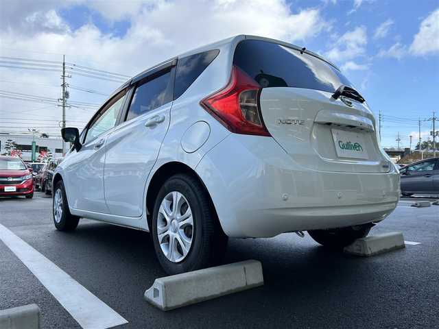 日産 ノート X 岡山県 2015(平27)年 1.7万km ブリリアントホワイトパール 純正SDナビ/(CD/BT/フルセグTV)/アラウンドビューモニター/衝突被害軽減システム/車線逸脱警報/横滑り防止装置/ETC/ドライブレコーダー/オートライト/電動格納ミラー/プッシュスタート/スマートキー/フロアマット/ドアバイザー/スペアキー/取扱説明書/保証書