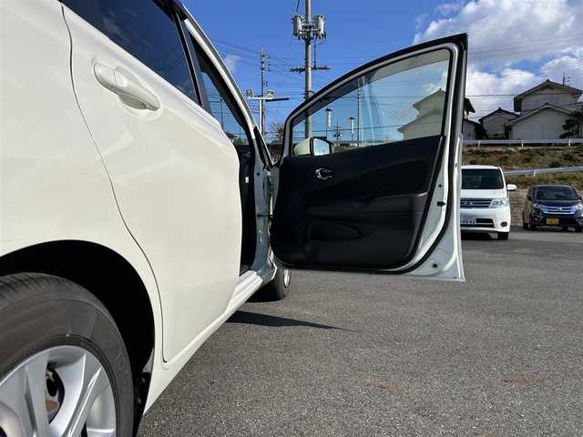 日産 ノート X 岡山県 2015(平27)年 1.7万km ブリリアントホワイトパール 純正SDナビ/(CD/BT/フルセグTV)/アラウンドビューモニター/衝突被害軽減システム/車線逸脱警報/横滑り防止装置/ETC/ドライブレコーダー/オートライト/電動格納ミラー/プッシュスタート/スマートキー/フロアマット/ドアバイザー/スペアキー/取扱説明書/保証書