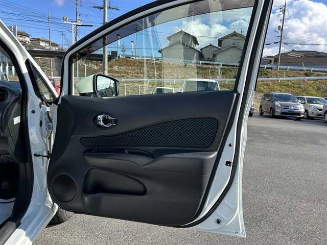 日産 ノート X 岡山県 2015(平27)年 1.7万km ブリリアントホワイトパール 純正SDナビ/(CD/BT/フルセグTV)/アラウンドビューモニター/衝突被害軽減システム/車線逸脱警報/横滑り防止装置/ETC/ドライブレコーダー/オートライト/電動格納ミラー/プッシュスタート/スマートキー/フロアマット/ドアバイザー/スペアキー/取扱説明書/保証書