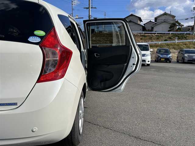 日産 ノート X 岡山県 2015(平27)年 1.7万km ブリリアントホワイトパール 純正SDナビ/(CD/BT/フルセグTV)/アラウンドビューモニター/衝突被害軽減システム/車線逸脱警報/横滑り防止装置/ETC/ドライブレコーダー/オートライト/電動格納ミラー/プッシュスタート/スマートキー/フロアマット/ドアバイザー/スペアキー/取扱説明書/保証書