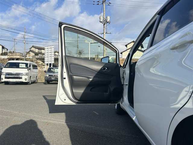 日産 ノート X 岡山県 2015(平27)年 1.7万km ブリリアントホワイトパール 純正SDナビ/(CD/BT/フルセグTV)/アラウンドビューモニター/衝突被害軽減システム/車線逸脱警報/横滑り防止装置/ETC/ドライブレコーダー/オートライト/電動格納ミラー/プッシュスタート/スマートキー/フロアマット/ドアバイザー/スペアキー/取扱説明書/保証書