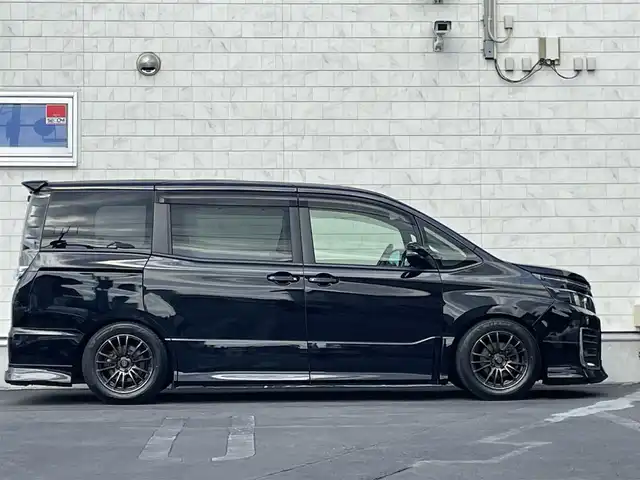 トヨタ ヴォクシー ZS 長野県 2014(平26)年 12.5万km ブラック (株)IDOMが運営する【じしゃロン長野店】の自社ローン専用車両になります。こちらは現金またはオートローンご利用時の価格です。自社ローンご希望の方は別途その旨お申付け下さい /ＡＬＰＩＮＥナビ/（フルセグＴＶ/Ｂｌｕｅｔｏｏｔｈ接続/ＣＤ/ＤＶＤ/ミュージックサーバー）/両側パワースライドドア/バックカメラ/ＥＴＣ/プッシュスタート＆スマートキー/オートライト/ＬＥＤライト