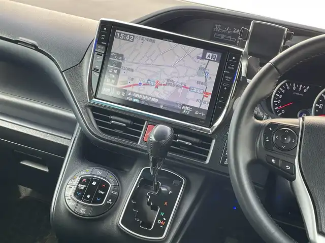 トヨタ ヴォクシー ZS 長野県 2014(平26)年 12.5万km ブラック (株)IDOMが運営する【じしゃロン長野店】の自社ローン専用車両になります。こちらは現金またはオートローンご利用時の価格です。自社ローンご希望の方は別途その旨お申付け下さい /ＡＬＰＩＮＥナビ/（フルセグＴＶ/Ｂｌｕｅｔｏｏｔｈ接続/ＣＤ/ＤＶＤ/ミュージックサーバー）/両側パワースライドドア/バックカメラ/ＥＴＣ/プッシュスタート＆スマートキー/オートライト/ＬＥＤライト