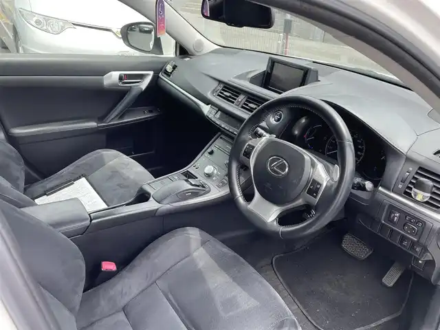 レクサス ＣＴ 200h バージョンC 大阪府 2012(平24)年 16.4万km ホワイトパールクリスタルシャイン メーカーナビ/CD.DVD.BT.フルセグ/クルコン/バックカメラ/パドルシフト/前席シートヒーター/前後カメラドラレコ/スマートキー×2/カードキー有り/プッシュスタート/純正フロアマット/ビルトインETC