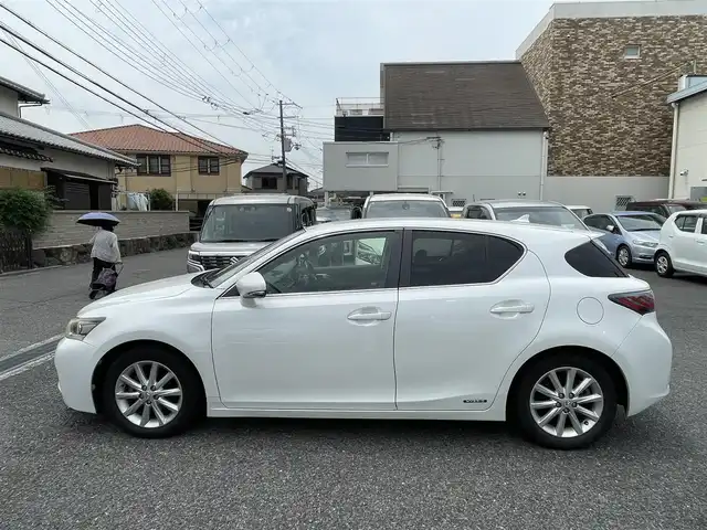 レクサス ＣＴ 200h バージョンC 大阪府 2012(平24)年 16.4万km ホワイトパールクリスタルシャイン メーカーナビ/CD.DVD.BT.フルセグ/クルコン/バックカメラ/パドルシフト/前席シートヒーター/前後カメラドラレコ/スマートキー×2/カードキー有り/プッシュスタート/純正フロアマット/ビルトインETC