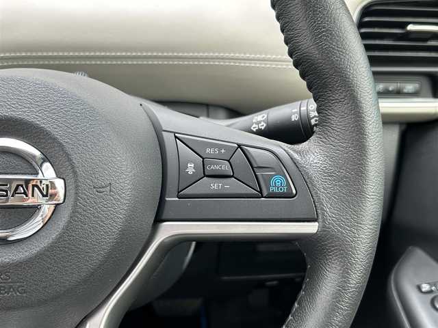 日産 セレナ e－パワー ハイウェイスター V 福岡県 2018(平30)年 4.5万km ブリリアントホワイトパール 2トーン 純正9型SDナビ（フルセグTV/CD/DVD/BT）アラウンドビューモニタープロパイロット後席モニターエマージェンシーブレーキコーナーセンサー両側パワスラドラレコETCデジタルインナーミラーUSBポート純正LEDヘッドライト純正15インチアルミホイール純正フロアマットスマートキー/地図SDカード無しの為ナビ動作未確認
