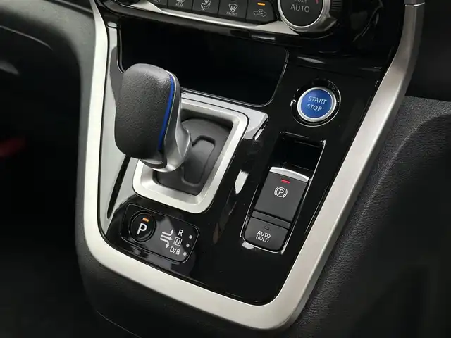 日産 セレナ e－パワー ハイウェイスター V 福岡県 2018(平30)年 4.5万km ブリリアントホワイトパール 2トーン 純正9型SDナビ（フルセグTV/CD/DVD/BT）アラウンドビューモニタープロパイロット後席モニターエマージェンシーブレーキコーナーセンサー両側パワスラドラレコETCデジタルインナーミラーUSBポート純正LEDヘッドライト純正15インチアルミホイール純正フロアマットスマートキー/地図SDカード無しの為ナビ動作未確認
