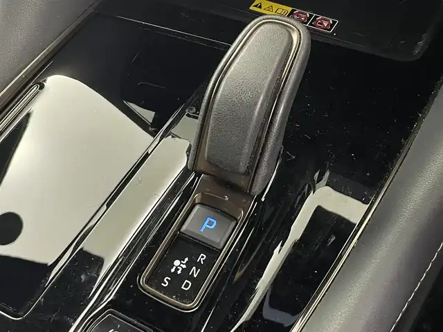 トヨタ ヴェルファイア ハイブリット Z プレミア 大分県 2023(令5)年 5万km プラチナホワイトパールマイカ Toyota Safety Sense/・プリクラッシュセーフティ/・レーントレーシングアシスト/・レーンディパーチャーアラート/・レーダークルーズコントロール/・アダプティブハイビームシステム/・オートマチックハイビーム/・ロードサインアシスト/・ドライバー異常時対応システム/・プロアクティブドライビングアシスト/・発進遅れ告知機能/・緊急時操舵支援（アクティブ操舵機能付）/フロントクロストラフィックアラート/・レーンチェンジアシスト/ツインムーンルーフ/フリップダウンモニター/純正メモリナビ/　BT/フルセグTV/・パノラミックビューモニター（床下透過表示機能付）/・両側パワースライドドア/LEDヘッドライト/ハーフレザーシート/パワーシート（1列目・2列目）/シートヒーター（1列目・2列目）/エアーシート（1列目・2列目）/純正19インチアルミホイール/前後コーナーセンサー/スマートキー/ビルトインETC2.0/オットマン/純正フロアマット