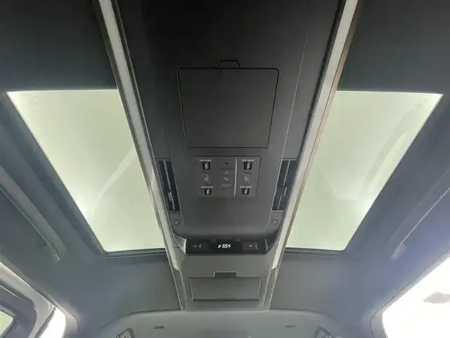 トヨタ ヴェルファイア ハイブリット Z プレミア 大分県 2023(令5)年 5万km プラチナホワイトパールマイカ Toyota Safety Sense/・プリクラッシュセーフティ/・レーントレーシングアシスト/・レーンディパーチャーアラート/・レーダークルーズコントロール/・アダプティブハイビームシステム/・オートマチックハイビーム/・ロードサインアシスト/・ドライバー異常時対応システム/・プロアクティブドライビングアシスト/・発進遅れ告知機能/・緊急時操舵支援（アクティブ操舵機能付）/フロントクロストラフィックアラート/・レーンチェンジアシスト/ツインムーンルーフ/フリップダウンモニター/純正メモリナビ/　BT/フルセグTV/・パノラミックビューモニター（床下透過表示機能付）/・両側パワースライドドア/LEDヘッドライト/ハーフレザーシート/パワーシート（1列目・2列目）/シートヒーター（1列目・2列目）/エアーシート（1列目・2列目）/純正19インチアルミホイール/前後コーナーセンサー/スマートキー/ビルトインETC2.0/オットマン/純正フロアマット