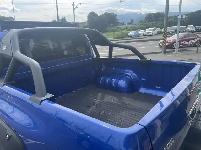 トヨタ ハイラックス Z 神奈川県 2018(平30)年 6.1万km ネビュラブルーM 安全機能装置/・衝突軽減システム/・レーンキープアシスト/・横滑り防止装置/クルーズコントロール/ダウンヒルアシスト/センターデフロック/ルーフキャリア/社外ナビ/CD/AM/FM/BT/SD/フルセグTV/社外16インチAW/スタッドレスタイヤ付きAWｘ４本/カーテンエアバッグ/サイドエアバッグ/前方ドラレコ/ETC/バックカメラ