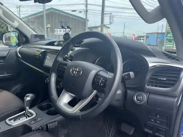 トヨタ ハイラックス Z 神奈川県 2018(平30)年 6.1万km ネビュラブルーM 安全機能装置/・衝突軽減システム/・レーンキープアシスト/・横滑り防止装置/クルーズコントロール/ダウンヒルアシスト/センターデフロック/ルーフキャリア/社外ナビ/CD/AM/FM/BT/SD/フルセグTV/社外16インチAW/スタッドレスタイヤ付きAWｘ４本/カーテンエアバッグ/サイドエアバッグ/前方ドラレコ/ETC/バックカメラ
