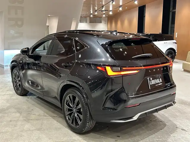 レクサス ＮＸ 350h Fスポーツ 道央・札幌 2023(令5)年 3万km グラファイトブラックガラスフレーク パノラマルーフ/ルーフレール/デジタルインナーミラー/おくだけ充電/パノラミックビューモニター/パーキングサポートブレーキ/三眼フルLEDヘッドランプ/アダプティブハイビームアシストシステム/Fスポーツ専用本革スポーツシート/シートヒーター/シートベンチレーション/ステアリングヒーター/純正メモリナビ/フルセグTV/USB/Bluetooth/パワーテールゲート