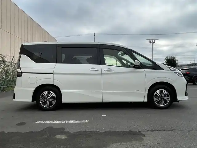 日産 セレナ e－パワー ハイウェイスター V 東京都 2021(令3)年 7万km ブリリアントホワイトパール 純正10インチナビ/(DVD/CD/フルセグTV/Bluetooth/SD)/後席用モニター/アラウンドビューモニター/インテリジェントルームミラー/両側パワースライドドア/プロパイロット/ブラインドスポットモニター/エマージェンシーブレーキサポート/車線逸脱警報/前後コーナーセンサー/ＥＴＣ/LED/オートライト/スマートキー