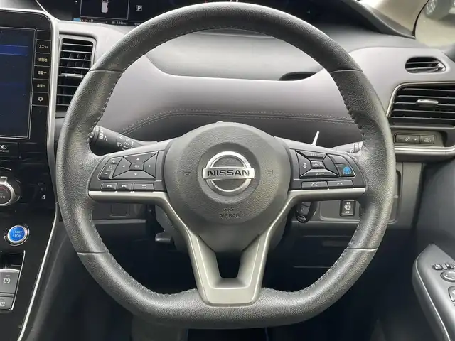 日産 セレナ e－パワー ハイウェイスター V 東京都 2021(令3)年 7万km ブリリアントホワイトパール 純正10インチナビ/(DVD/CD/フルセグTV/Bluetooth/SD)/後席用モニター/アラウンドビューモニター/インテリジェントルームミラー/両側パワースライドドア/プロパイロット/ブラインドスポットモニター/エマージェンシーブレーキサポート/車線逸脱警報/前後コーナーセンサー/ＥＴＣ/LED/オートライト/スマートキー