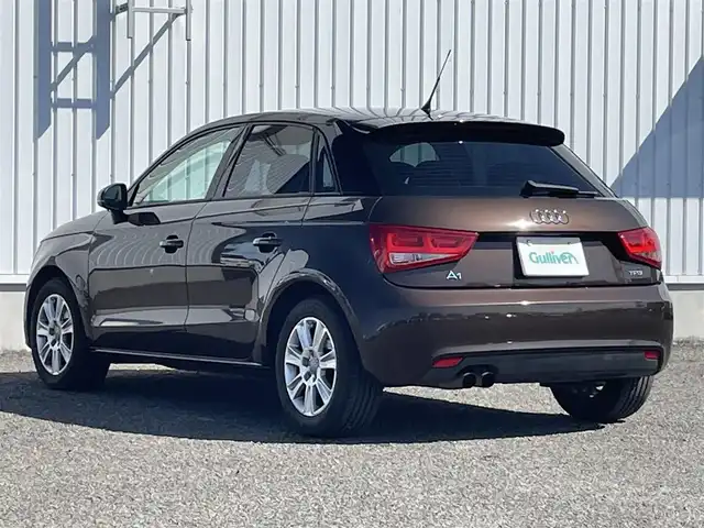 アウディ Ａ１ スポーツバック 1．4TFSI 熊本県 2012(平24)年 10.3万km ティークブラウンメタリック 純正ナビ/・AM/FM/CD/BT/クラッシュセーフティ/スピードオーバー警告機能/横滑り防止装置/シートハイトアジャスター/ビルトインETC/革巻きステアリング/・ステアリングリモコン/HIDヘッドライト/・ヘッドライトウォッシャー/・フォグランプ/電動格納ミラー/・ドアミラーウィンカー/純正フロアマット/純正15インチAW/アイドリングストップ/MTモード付AT/プッシュスタート/・スマートキー/・スペアキー