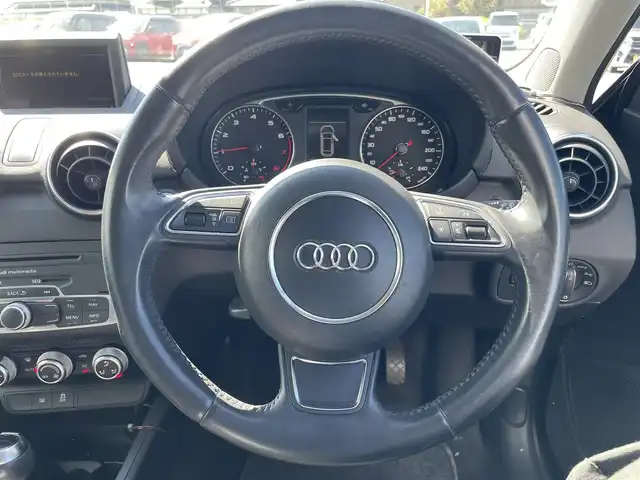 アウディ Ａ１ スポーツバック 1．4TFSI 熊本県 2012(平24)年 10.3万km ティークブラウンメタリック 純正ナビ/・AM/FM/CD/BT/クラッシュセーフティ/スピードオーバー警告機能/横滑り防止装置/シートハイトアジャスター/ビルトインETC/革巻きステアリング/・ステアリングリモコン/HIDヘッドライト/・ヘッドライトウォッシャー/・フォグランプ/電動格納ミラー/・ドアミラーウィンカー/純正フロアマット/純正15インチAW/アイドリングストップ/MTモード付AT/プッシュスタート/・スマートキー/・スペアキー