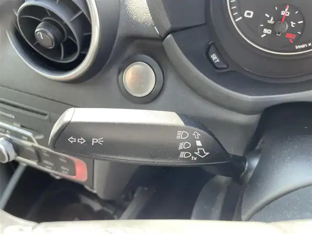 アウディ Ａ１ スポーツバック 1．4TFSI 熊本県 2012(平24)年 10.3万km ティークブラウンメタリック 純正ナビ/・AM/FM/CD/BT/クラッシュセーフティ/スピードオーバー警告機能/横滑り防止装置/シートハイトアジャスター/ビルトインETC/革巻きステアリング/・ステアリングリモコン/HIDヘッドライト/・ヘッドライトウォッシャー/・フォグランプ/電動格納ミラー/・ドアミラーウィンカー/純正フロアマット/純正15インチAW/アイドリングストップ/MTモード付AT/プッシュスタート/・スマートキー/・スペアキー