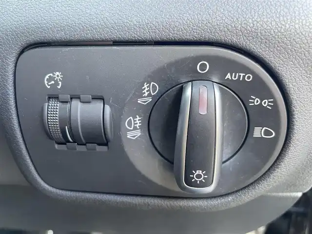アウディ Ａ１ スポーツバック 1．4TFSI 熊本県 2012(平24)年 10.3万km ティークブラウンメタリック 純正ナビ/・AM/FM/CD/BT/クラッシュセーフティ/スピードオーバー警告機能/横滑り防止装置/シートハイトアジャスター/ビルトインETC/革巻きステアリング/・ステアリングリモコン/HIDヘッドライト/・ヘッドライトウォッシャー/・フォグランプ/電動格納ミラー/・ドアミラーウィンカー/純正フロアマット/純正15インチAW/アイドリングストップ/MTモード付AT/プッシュスタート/・スマートキー/・スペアキー
