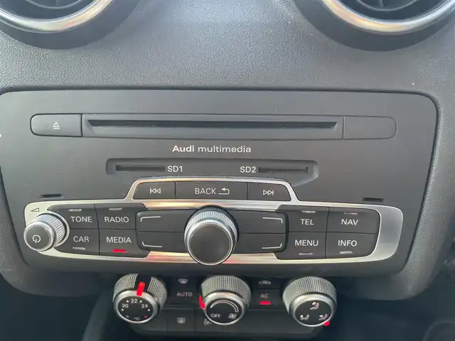 アウディ Ａ１ スポーツバック 1．4TFSI 熊本県 2012(平24)年 10.3万km ティークブラウンメタリック 純正ナビ/・AM/FM/CD/BT/クラッシュセーフティ/スピードオーバー警告機能/横滑り防止装置/シートハイトアジャスター/ビルトインETC/革巻きステアリング/・ステアリングリモコン/HIDヘッドライト/・ヘッドライトウォッシャー/・フォグランプ/電動格納ミラー/・ドアミラーウィンカー/純正フロアマット/純正15インチAW/アイドリングストップ/MTモード付AT/プッシュスタート/・スマートキー/・スペアキー