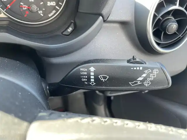 アウディ Ａ１ スポーツバック 1．4TFSI 熊本県 2012(平24)年 10.3万km ティークブラウンメタリック 純正ナビ/・AM/FM/CD/BT/クラッシュセーフティ/スピードオーバー警告機能/横滑り防止装置/シートハイトアジャスター/ビルトインETC/革巻きステアリング/・ステアリングリモコン/HIDヘッドライト/・ヘッドライトウォッシャー/・フォグランプ/電動格納ミラー/・ドアミラーウィンカー/純正フロアマット/純正15インチAW/アイドリングストップ/MTモード付AT/プッシュスタート/・スマートキー/・スペアキー