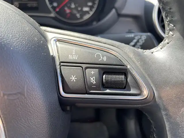 アウディ Ａ１ スポーツバック 1．4TFSI 熊本県 2012(平24)年 10.3万km ティークブラウンメタリック 純正ナビ/・AM/FM/CD/BT/クラッシュセーフティ/スピードオーバー警告機能/横滑り防止装置/シートハイトアジャスター/ビルトインETC/革巻きステアリング/・ステアリングリモコン/HIDヘッドライト/・ヘッドライトウォッシャー/・フォグランプ/電動格納ミラー/・ドアミラーウィンカー/純正フロアマット/純正15インチAW/アイドリングストップ/MTモード付AT/プッシュスタート/・スマートキー/・スペアキー