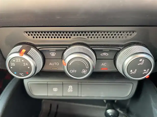アウディ Ａ１ スポーツバック 1．4TFSI 熊本県 2012(平24)年 10.3万km ティークブラウンメタリック 純正ナビ/・AM/FM/CD/BT/クラッシュセーフティ/スピードオーバー警告機能/横滑り防止装置/シートハイトアジャスター/ビルトインETC/革巻きステアリング/・ステアリングリモコン/HIDヘッドライト/・ヘッドライトウォッシャー/・フォグランプ/電動格納ミラー/・ドアミラーウィンカー/純正フロアマット/純正15インチAW/アイドリングストップ/MTモード付AT/プッシュスタート/・スマートキー/・スペアキー