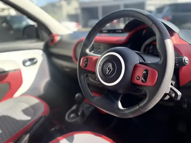 ルノー トゥインゴ インテンス 栃木県 2018(平30)年 2.5万km 赤 リアトラフィックアラート/クルーズコントロール/純正オーディオ/純正15インチアルミ/リモコンキー/ステアリングスイッチ/アイドリングストップ/オートエアコン/パワーウィンドウ/パワーステアリング