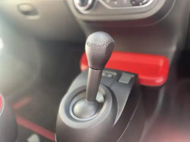 ルノー トゥインゴ インテンス 栃木県 2018(平30)年 2.5万km 赤 リアトラフィックアラート/クルーズコントロール/純正オーディオ/純正15インチアルミ/リモコンキー/ステアリングスイッチ/アイドリングストップ/オートエアコン/パワーウィンドウ/パワーステアリング