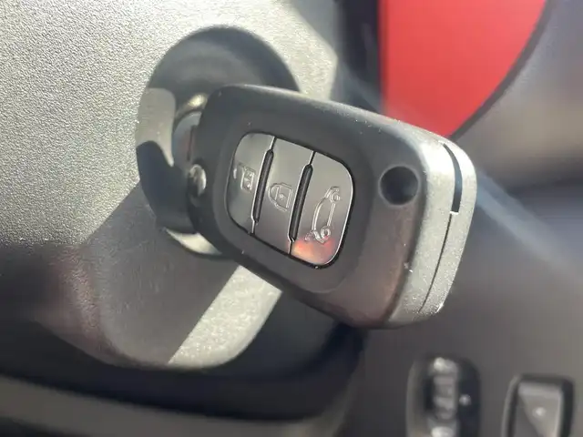 ルノー トゥインゴ インテンス 栃木県 2018(平30)年 2.5万km 赤 リアトラフィックアラート/クルーズコントロール/純正オーディオ/純正15インチアルミ/リモコンキー/ステアリングスイッチ/アイドリングストップ/オートエアコン/パワーウィンドウ/パワーステアリング