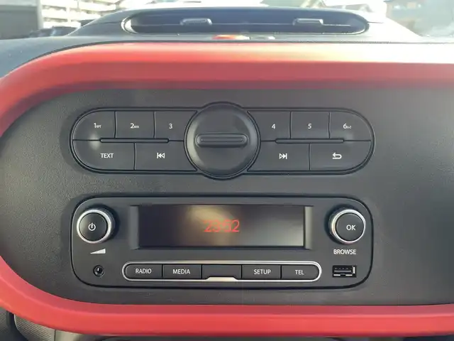 ルノー トゥインゴ インテンス 栃木県 2018(平30)年 2.5万km 赤 リアトラフィックアラート/クルーズコントロール/純正オーディオ/純正15インチアルミ/リモコンキー/ステアリングスイッチ/アイドリングストップ/オートエアコン/パワーウィンドウ/パワーステアリング