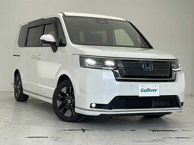ホンダ ステップワゴン スパーダ eHEV 沖縄県 2022(令4)年 2.1万km プラチナホワイトパール 純正11.4インチナビ(LXM-237VFLi)/（フルセグTV　DVD　Bluetooth接続）/バックカメラ/純正15.6インチフリップダウンモニター/ETC/ドライブレコーダー/ステアリングスイッチ/クルーズコントロール/パドルシフト/両側パワースライドドア/ハーフレザーシート/シートヒーター/パワーバックドア/クリアランスソナー/LEDヘッドライト/オートライト/スマートキー/スペアキー/プッシュスタート/純正フロアマット/純正16インチアルミホイール/保証書/取扱説明書
