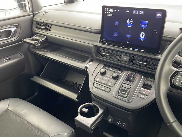 ホンダ ステップワゴン スパーダ eHEV 沖縄県 2022(令4)年 2.1万km プラチナホワイトパール 純正11.4インチナビ(LXM-237VFLi)/（フルセグTV　DVD　Bluetooth接続）/バックカメラ/純正15.6インチフリップダウンモニター/ETC/ドライブレコーダー/ステアリングスイッチ/クルーズコントロール/パドルシフト/両側パワースライドドア/ハーフレザーシート/シートヒーター/パワーバックドア/クリアランスソナー/LEDヘッドライト/オートライト/スマートキー/スペアキー/プッシュスタート/純正フロアマット/純正16インチアルミホイール/保証書/取扱説明書