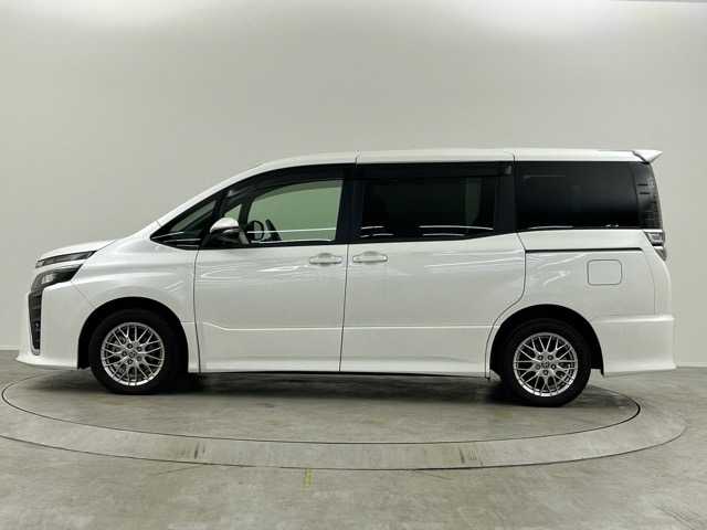 トヨタ ヴォクシー ハイブリッド ZS 埼玉県 2021(令3)年 3.9万km ホワイトパールクリスタルシャイン 純８型ナビ　温シート　両側電動　後席モニター　クルーズコントロール　衝突軽減システム　コーナーセンサー　オートハイビーム　レーンキープアシスト　スペアキー　禁煙車　Ｂｌｕｅｔｏｏｔｈ　フルセグ