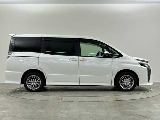 トヨタ ヴォクシー ハイブリッド ZS 埼玉県 2021(令3)年 3.9万km ホワイトパールクリスタルシャイン 純８型ナビ　温シート　両側電動　後席モニター　クルーズコントロール　衝突軽減システム　コーナーセンサー　オートハイビーム　レーンキープアシスト　スペアキー　禁煙車　Ｂｌｕｅｔｏｏｔｈ　フルセグ