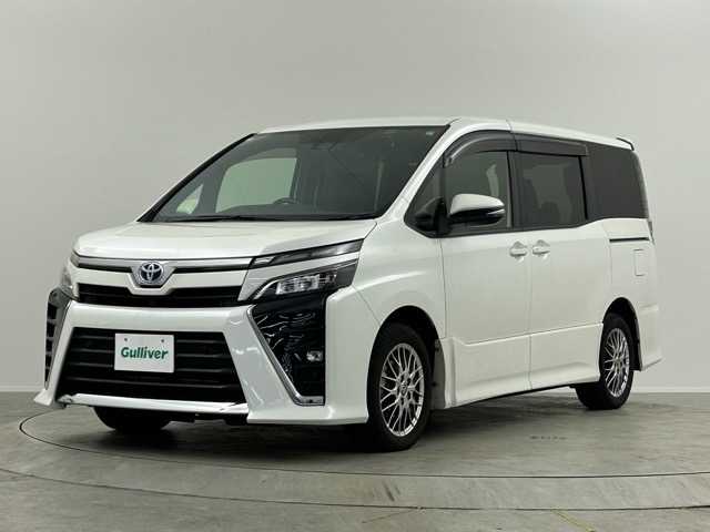 トヨタ ヴォクシー ハイブリッド ZS 埼玉県 2021(令3)年 3.9万km ホワイトパールクリスタルシャイン 純８型ナビ　温シート　両側電動　後席モニター　クルーズコントロール　衝突軽減システム　コーナーセンサー　オートハイビーム　レーンキープアシスト　スペアキー　禁煙車　Ｂｌｕｅｔｏｏｔｈ　フルセグ