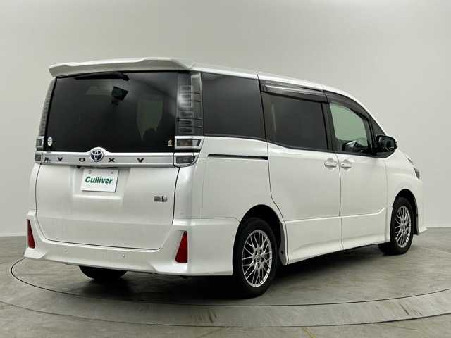 トヨタ ヴォクシー ハイブリッド ZS 埼玉県 2021(令3)年 3.9万km ホワイトパールクリスタルシャイン 純８型ナビ　温シート　両側電動　後席モニター　クルーズコントロール　衝突軽減システム　コーナーセンサー　オートハイビーム　レーンキープアシスト　スペアキー　禁煙車　Ｂｌｕｅｔｏｏｔｈ　フルセグ