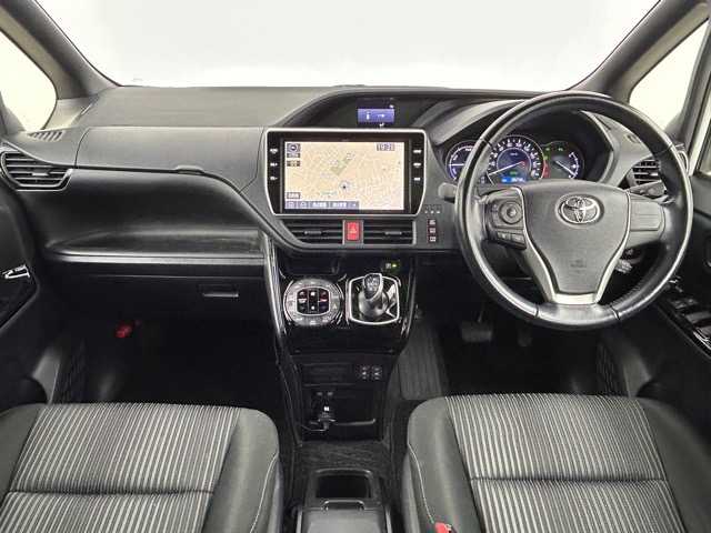 トヨタ ヴォクシー ハイブリッド ZS 埼玉県 2021(令3)年 3.9万km ホワイトパールクリスタルシャイン 純８型ナビ　温シート　両側電動　後席モニター　クルーズコントロール　衝突軽減システム　コーナーセンサー　オートハイビーム　レーンキープアシスト　スペアキー　禁煙車　Ｂｌｕｅｔｏｏｔｈ　フルセグ