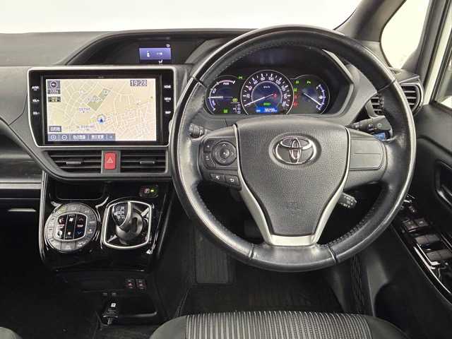 トヨタ ヴォクシー ハイブリッド ZS 埼玉県 2021(令3)年 3.9万km ホワイトパールクリスタルシャイン 純８型ナビ　温シート　両側電動　後席モニター　クルーズコントロール　衝突軽減システム　コーナーセンサー　オートハイビーム　レーンキープアシスト　スペアキー　禁煙車　Ｂｌｕｅｔｏｏｔｈ　フルセグ