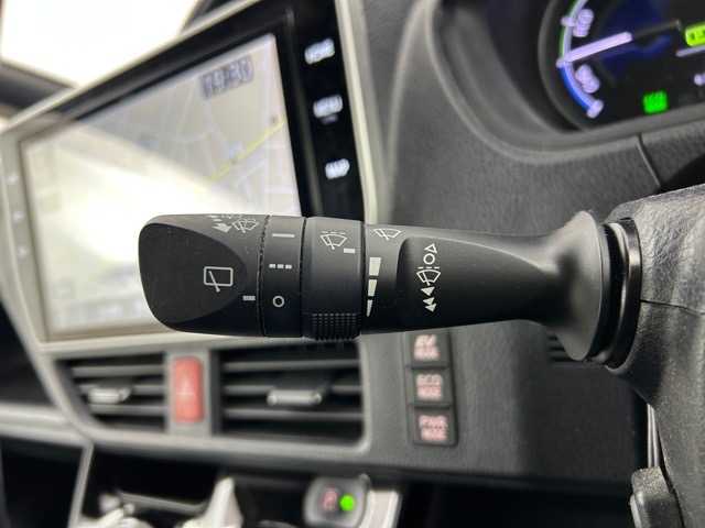 トヨタ ヴォクシー ハイブリッド ZS 埼玉県 2021(令3)年 3.9万km ホワイトパールクリスタルシャイン 純８型ナビ　温シート　両側電動　後席モニター　クルーズコントロール　衝突軽減システム　コーナーセンサー　オートハイビーム　レーンキープアシスト　スペアキー　禁煙車　Ｂｌｕｅｔｏｏｔｈ　フルセグ
