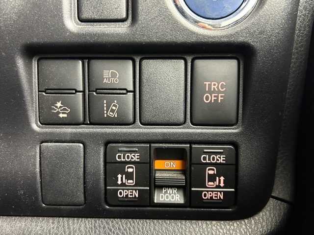 トヨタ ヴォクシー ハイブリッド ZS 埼玉県 2021(令3)年 3.9万km ホワイトパールクリスタルシャイン 純８型ナビ　温シート　両側電動　後席モニター　クルーズコントロール　衝突軽減システム　コーナーセンサー　オートハイビーム　レーンキープアシスト　スペアキー　禁煙車　Ｂｌｕｅｔｏｏｔｈ　フルセグ