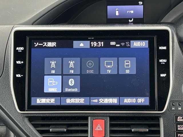トヨタ ヴォクシー ハイブリッド ZS 埼玉県 2021(令3)年 3.9万km ホワイトパールクリスタルシャイン 純８型ナビ　温シート　両側電動　後席モニター　クルーズコントロール　衝突軽減システム　コーナーセンサー　オートハイビーム　レーンキープアシスト　スペアキー　禁煙車　Ｂｌｕｅｔｏｏｔｈ　フルセグ