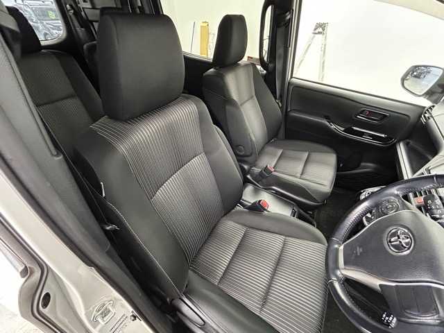 トヨタ ヴォクシー ハイブリッド ZS 埼玉県 2021(令3)年 3.9万km ホワイトパールクリスタルシャイン 純８型ナビ　温シート　両側電動　後席モニター　クルーズコントロール　衝突軽減システム　コーナーセンサー　オートハイビーム　レーンキープアシスト　スペアキー　禁煙車　Ｂｌｕｅｔｏｏｔｈ　フルセグ