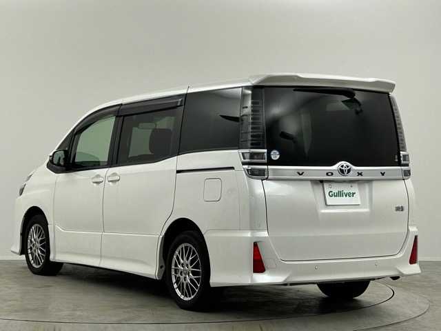 トヨタ ヴォクシー ハイブリッド ZS 埼玉県 2021(令3)年 3.9万km ホワイトパールクリスタルシャイン 純８型ナビ　温シート　両側電動　後席モニター　クルーズコントロール　衝突軽減システム　コーナーセンサー　オートハイビーム　レーンキープアシスト　スペアキー　禁煙車　Ｂｌｕｅｔｏｏｔｈ　フルセグ