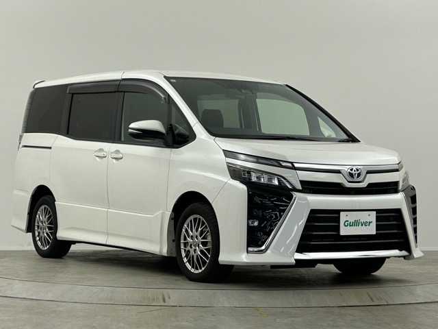 トヨタ ヴォクシー ハイブリッド ZS 埼玉県 2021(令3)年 3.9万km ホワイトパールクリスタルシャイン 純８型ナビ　温シート　両側電動　後席モニター　クルーズコントロール　衝突軽減システム　コーナーセンサー　オートハイビーム　レーンキープアシスト　スペアキー　禁煙車　Ｂｌｕｅｔｏｏｔｈ　フルセグ