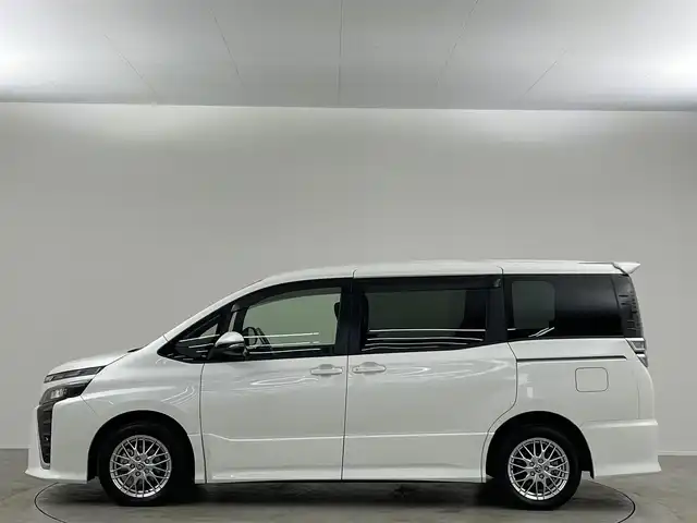 トヨタ ヴォクシー ハイブリッド ZS 埼玉県 2021(令3)年 3.9万km ホワイトパールクリスタルシャイン 純８型ナビ　温シート　両側電動　後席モニター　クルーズコントロール　衝突軽減システム　コーナーセンサー　オートハイビーム　レーンキープアシスト　スペアキー　禁煙車　Ｂｌｕｅｔｏｏｔｈ　フルセグ