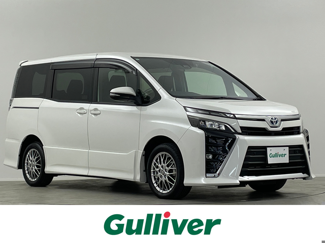 トヨタ ヴォクシー ハイブリッド ZS 埼玉県 2021(令3)年 3.9万km ホワイトパールクリスタルシャイン 純８型ナビ　温シート　両側電動　後席モニター　クルーズコントロール　衝突軽減システム　コーナーセンサー　オートハイビーム　レーンキープアシスト　スペアキー　禁煙車　Ｂｌｕｅｔｏｏｔｈ　フルセグ