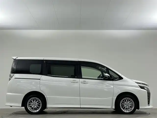 トヨタ ヴォクシー ハイブリッド ZS 埼玉県 2021(令3)年 3.9万km ホワイトパールクリスタルシャイン 純８型ナビ　温シート　両側電動　後席モニター　クルーズコントロール　衝突軽減システム　コーナーセンサー　オートハイビーム　レーンキープアシスト　スペアキー　禁煙車　Ｂｌｕｅｔｏｏｔｈ　フルセグ
