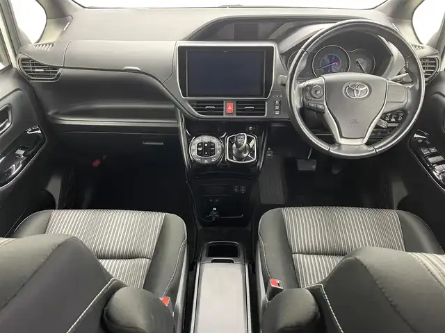 トヨタ ヴォクシー ハイブリッド ZS 埼玉県 2021(令3)年 3.9万km ホワイトパールクリスタルシャイン 純８型ナビ　温シート　両側電動　後席モニター　クルーズコントロール　衝突軽減システム　コーナーセンサー　オートハイビーム　レーンキープアシスト　スペアキー　禁煙車　Ｂｌｕｅｔｏｏｔｈ　フルセグ