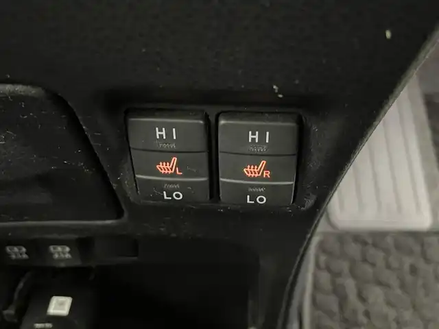 トヨタ ヴォクシー ハイブリッド ZS 埼玉県 2021(令3)年 3.9万km ホワイトパールクリスタルシャイン 純８型ナビ　温シート　両側電動　後席モニター　クルーズコントロール　衝突軽減システム　コーナーセンサー　オートハイビーム　レーンキープアシスト　スペアキー　禁煙車　Ｂｌｕｅｔｏｏｔｈ　フルセグ