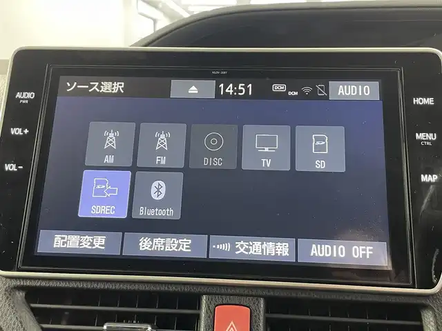 トヨタ ヴォクシー ハイブリッド ZS 埼玉県 2021(令3)年 3.9万km ホワイトパールクリスタルシャイン 純８型ナビ　温シート　両側電動　後席モニター　クルーズコントロール　衝突軽減システム　コーナーセンサー　オートハイビーム　レーンキープアシスト　スペアキー　禁煙車　Ｂｌｕｅｔｏｏｔｈ　フルセグ